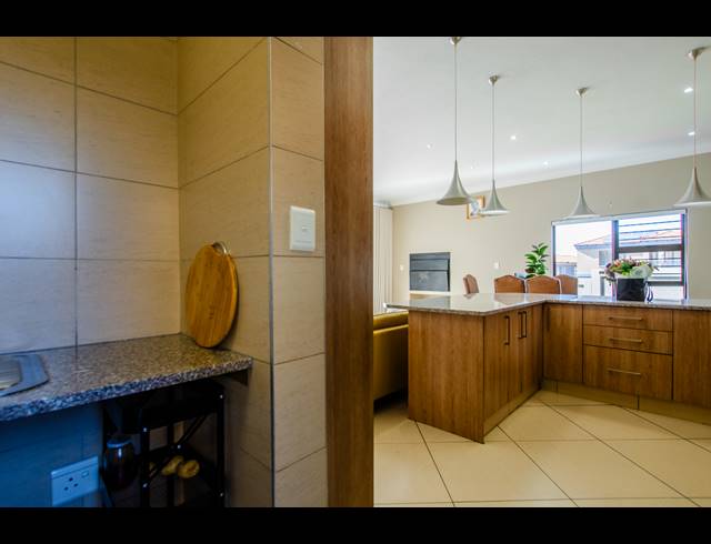 3 BEDROOM TOWNHOUSE FOR SALE IN RUA VISTA